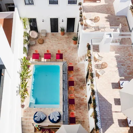 Villa Casa Rosa With Pool In Centre Olhão